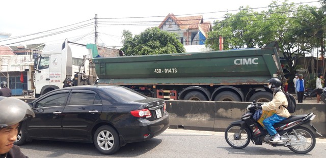 Va chạm với xe tải, hai người đi xe máy tử vong thương tâm - Ảnh 1.