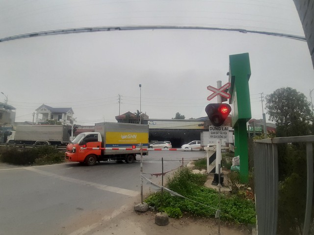 Cách lưu thông an toàn qua nút giao đường sắt có cần chắn tự động - Ảnh 1. Cách lưu thông an toàn qua nút giao đường sắt có cần chắn tự động - Ảnh 1.