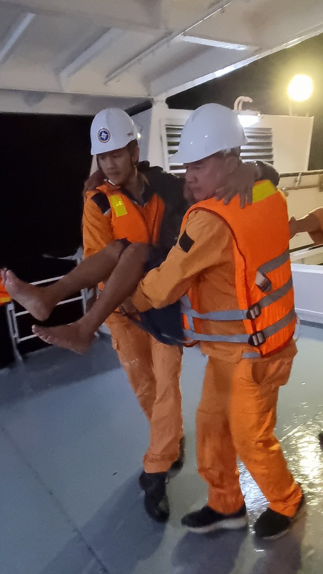 Những hình ảnh mới nhất cứu 18 thuyền viên gặp nạn trên vùng biển Bình Thuận
- Ảnh 6. Những hình ảnh mới nhất cứu 18 thuyền viên gặp nạn trên vùng biển Bình Thuận
- Ảnh 6.