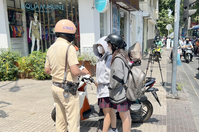 Nhiều học sinh bị CSGT xử phạt khi chưa đủ tuổi điều khiển xe mô tô trên 50cm3 - Ảnh 1.