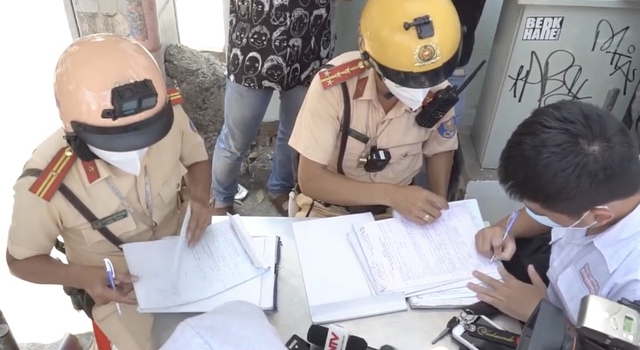 Nhiều học sinh bị CSGT xử phạt khi chưa đủ tuổi điều khiển xe mô tô trên 50cm3 - Ảnh 2.