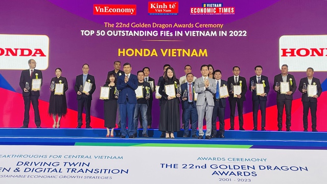 Đại diện Honda Việt Nam vinh dự nhận giải thưởng Rồng Vàng lần thứ 18.