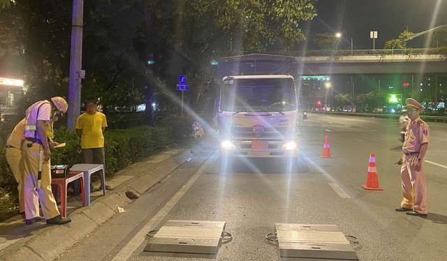 Theo chân CSGT xuyên đêm bắt xe quá tải - Ảnh 1. Theo chân CSGT xuyên đêm bắt xe quá tải - Ảnh 1.