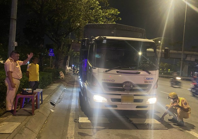 Theo chân CSGT xuyên đêm bắt xe quá tải - Ảnh 2. Theo chân CSGT xuyên đêm bắt xe quá tải - Ảnh 2.