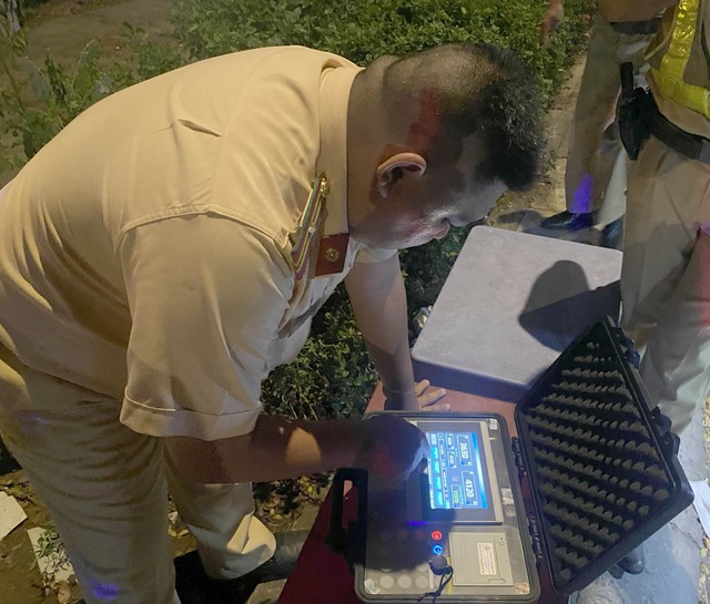 Theo chân CSGT xuyên đêm bắt xe quá tải - Ảnh 3. Theo chân CSGT xuyên đêm bắt xe quá tải - Ảnh 3.