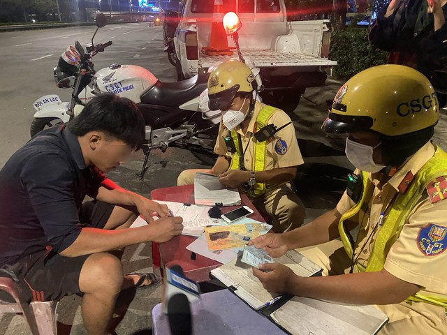 Theo chân CSGT xuyên đêm bắt xe quá tải - Ảnh 5. Theo chân CSGT xuyên đêm bắt xe quá tải - Ảnh 5.
