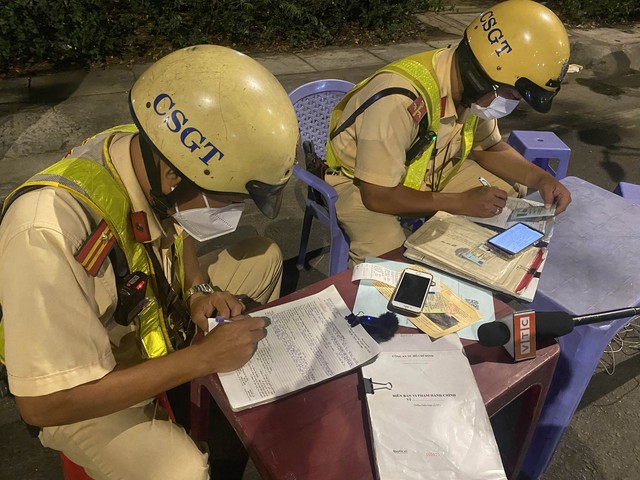 Theo chân CSGT xuyên đêm bắt xe quá tải - Ảnh 4. Theo chân CSGT xuyên đêm bắt xe quá tải - Ảnh 4.