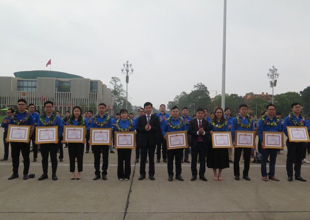 19 đoàn viên trẻ được vinh danh tại Quảng trường Ba Đình - Ảnh 1.