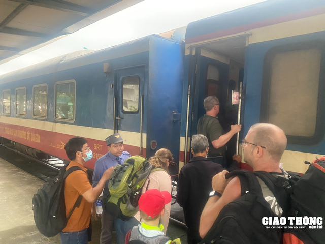 Mua vé tàu nguyên khoang, nguyên toa được nhiều ưu đãi lớn - Ảnh 1.