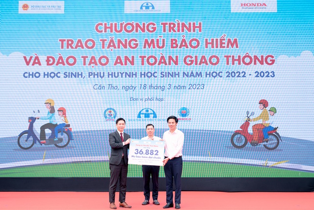 Đại diện Honda Việt Nam trao tặng số lượng mũ bảo hiểm cho các em học sinh lớp Một và lớp Hai tại thành phố Cần Thơ.