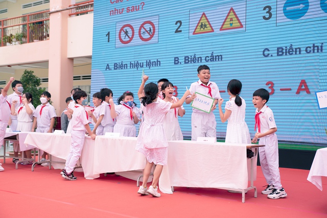 Các em học sinh thử tài kiến thức An toàn giao thông trên sân khấu.