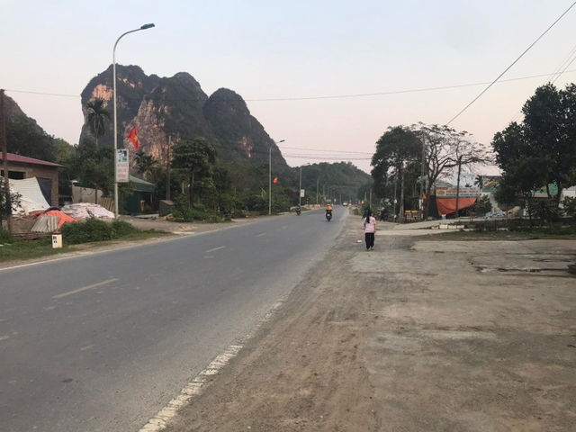 Hoàn thiện hồ sơ vỉa hè, rãnh thoát nước trên QL6 đoạn Km42 - Km50 - Ảnh 1.