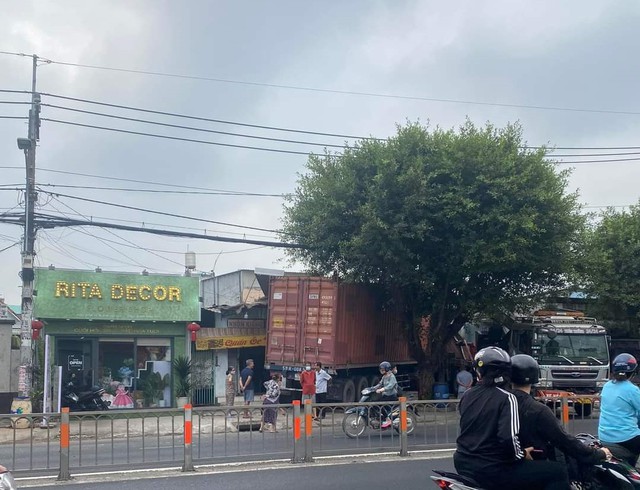 Container lao vào 3 nhà dân trong đêm - Ảnh 1.