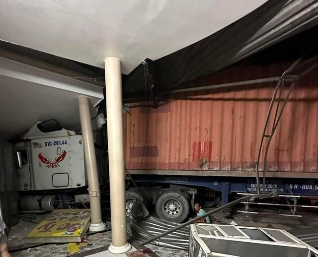 Container lao vào 3 nhà dân trong đêm - Ảnh 2.