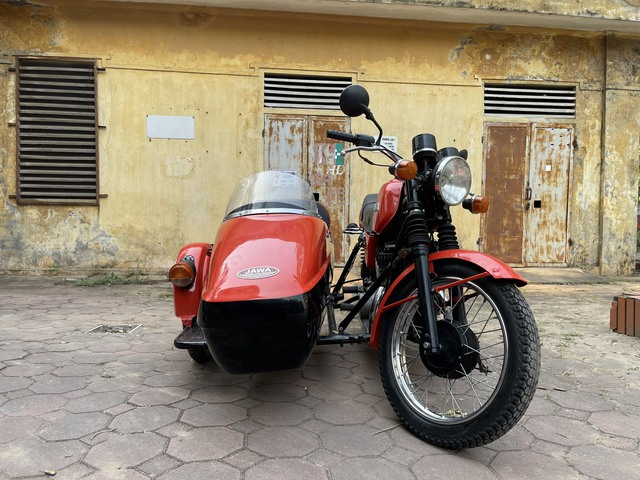 Jawa 350-638 Sidecar gần 40 năm vẫn đẹp như mới, có giá hơn 200 triệu đồng - Ảnh 1.