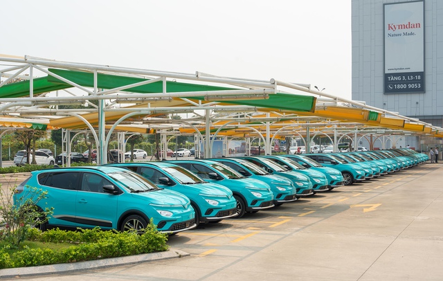 Đội hình xe taxi điện GSM đầu tiên xuất hiện tại Hà Nội.