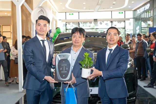 VinFast chính thức bàn giao xe VF 9 cho những khách hàng đầu tiên  - Ảnh 2.