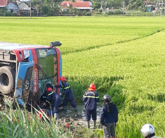 Xe khách lật trên QL1 qua Quảng Ngãi, tài xế tử vong, nhiều người bị thương - Ảnh 1. Xe khách lật trên QL1 qua Quảng Ngãi, tài xế tử vong, nhiều người bị thương - Ảnh 1.