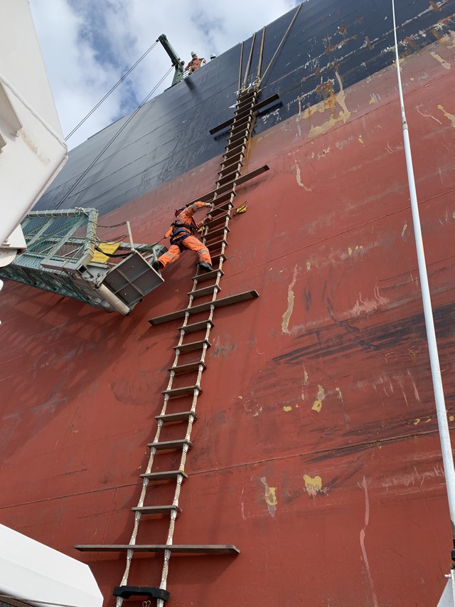 Khẩn cấp cứu thuyền viên tàu chở dầu nước ngoài gặp nạn, nguy hiểm tính mạng

 - Ảnh 4.