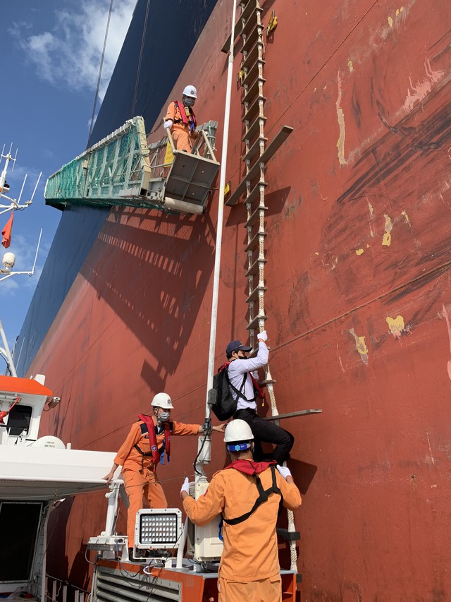 Khẩn cấp cứu thuyền viên tàu chở dầu nước ngoài gặp nạn, nguy hiểm tính mạng

 - Ảnh 3.