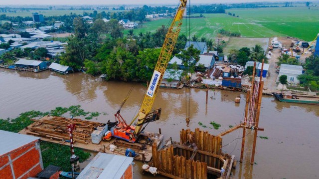 Kênh Tháp Mười cấm tàu thuyền lưu thông để thi công cầu - Ảnh 1.