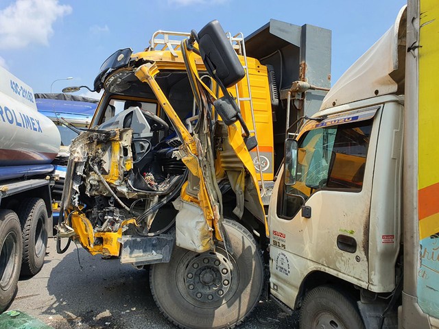 5 xe tải va chạm trên QL ở Quảng Nam gây ách tắc giao thông   - Ảnh 1.