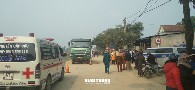 Nghệ An: Ba mẹ con đi xe máy tử vong thương tâm dưới gầm xe tải "hổ vồ" - Ảnh 1.