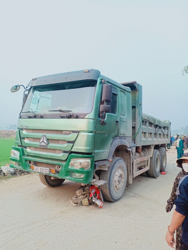 Xảy ra tai nạn với xe tải "hổ vồ", 3 mẹ con đi xe máy tử vong thương tâm tại Nghệ An - Ảnh 2.