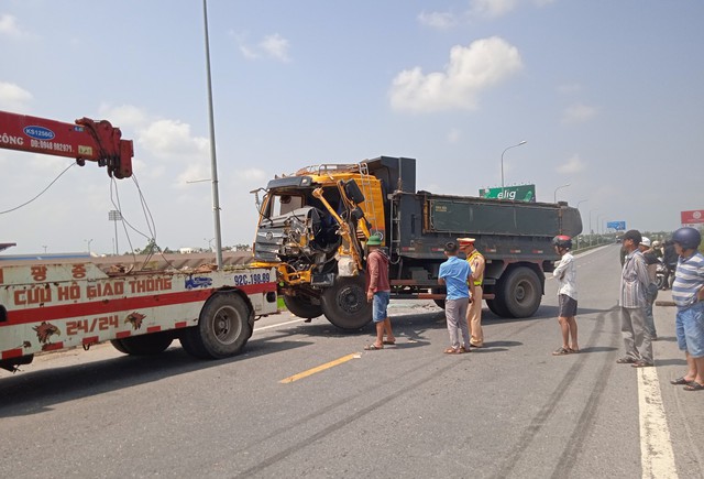 5 xe tải va chạm trên QL ở Quảng Nam gây ách tắc giao thông   - Ảnh 2.