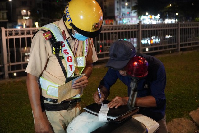 TP.HCM: Tài xế chở hàng quá tải 112% bị CSGT phạt hơn 41 triệu đồng - Ảnh 2.