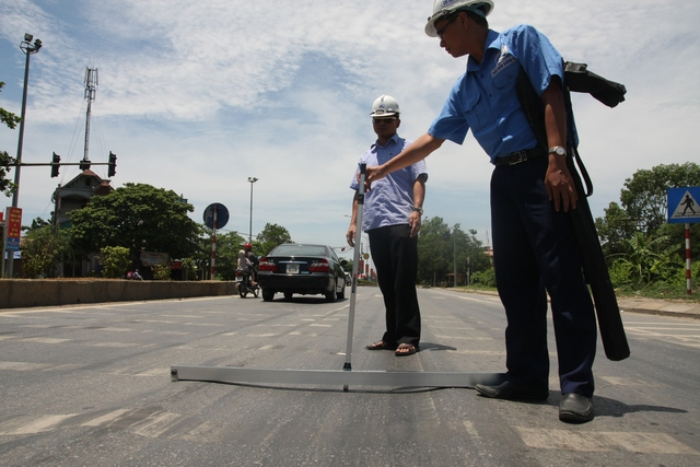 Rà soát tải trọng, khổ cầu đường và cấp giấy lưu hành phương tiện - Ảnh 1.