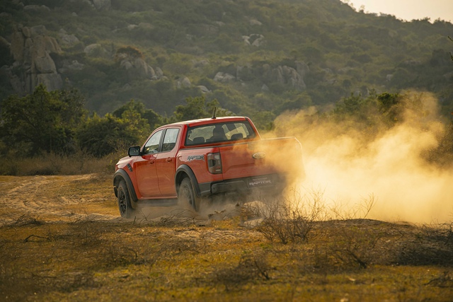 Hệ truyền động độc đáo được trang bị trên Ford Ranger Raptor 2023 được sinh ra dành cho một chiếc xe tải nổi tiếng ở khả năng vượt địa hình.