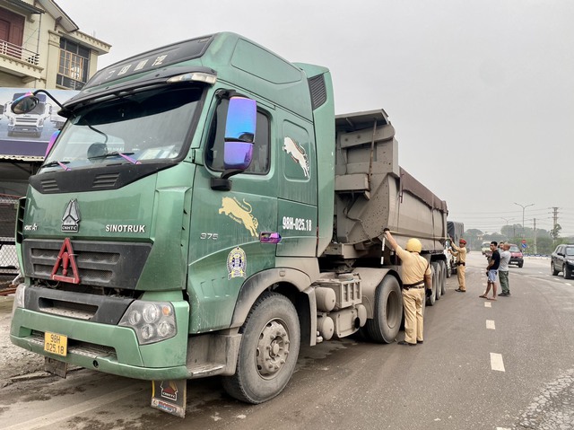 Bắc Giang mở đợt cao điểm xử lý xe quá khổ, quá tải - Ảnh 1.