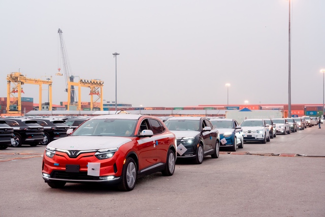 Lô xe VinFast VF 8 lên tàu để xuất khẩu sang thị trường Bắc Mỹ.