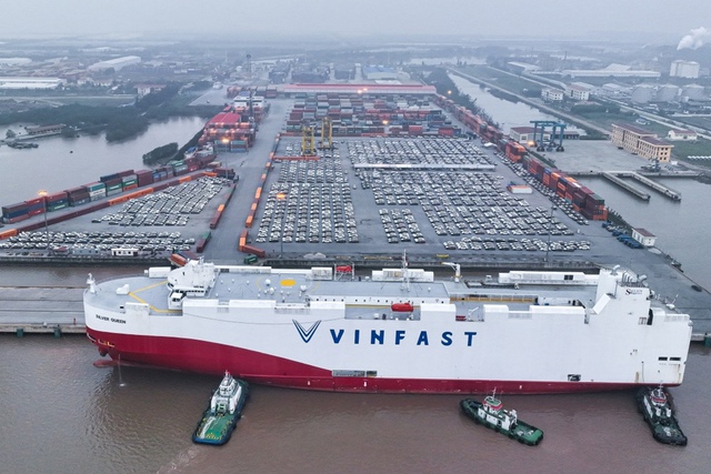 Tàu Silver Queen chở 1.879 xe VinFast VF 8 xuất khẩu chuẩn bị rời cảng Hải Phòng.