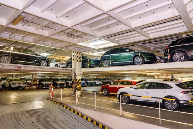 Xe VinFast VF 8 xếp trong tàu Silver Queen.