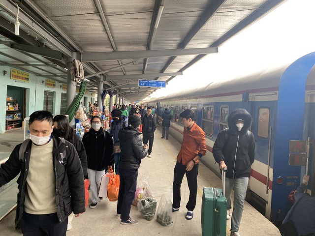 Cục Đường sắt yêu cầu chống “cò", phe vé dịp nghỉ lễ sắp tới - Ảnh 1.