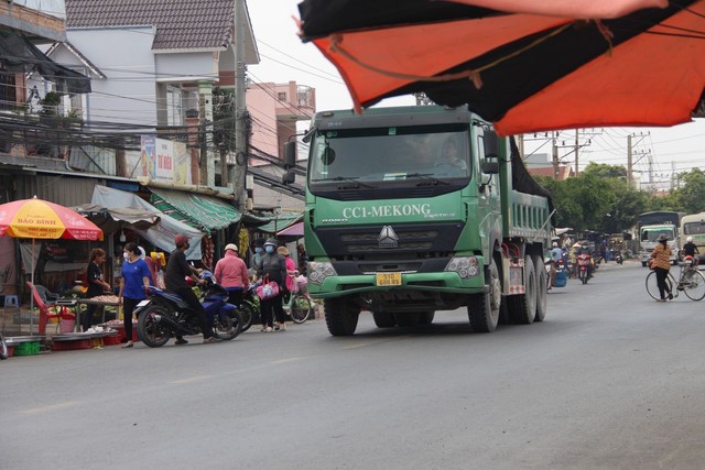 Vĩnh Long: Nguy cơ mất an toàn giao thông tại chợ tự phát - Ảnh 1. Vĩnh Long: Nguy cơ mất an toàn giao thông tại chợ tự phát - Ảnh 1.