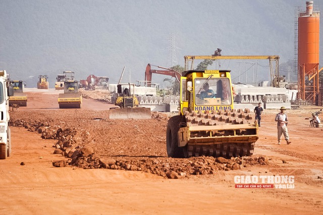 Chủ tịch tỉnh chịu trách nhiệm trước Thủ tướng nếu để thiếu nguồn vật liệu làm cao tốc
- Ảnh 2. Chủ tịch tỉnh chịu trách nhiệm trước Thủ tướng nếu để thiếu nguồn vật liệu làm cao tốc
- Ảnh 2.