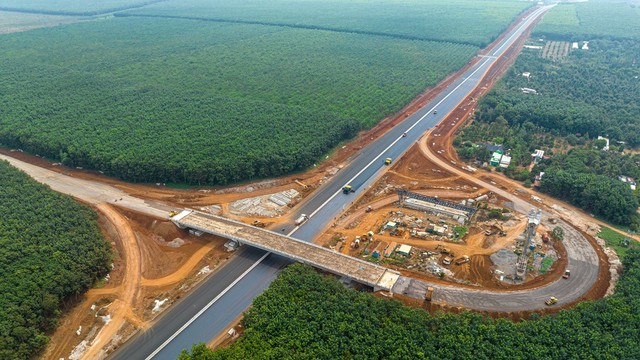 2 cao tốc khai thác vào dịp 30/4 vẫn đang vướng mặt bằng - Ảnh 2.