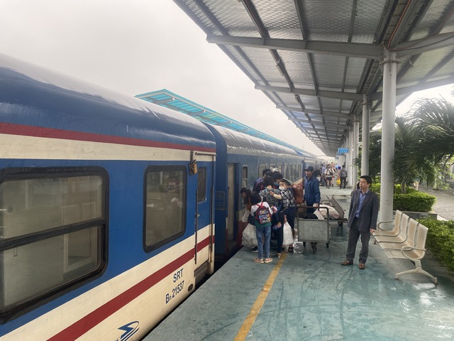 Nhiều chương trình giảm giá khi đi tàu tuyến Hà Nội - Hải Phòng dịp nghỉ lễ 30/4 - Ảnh 1.