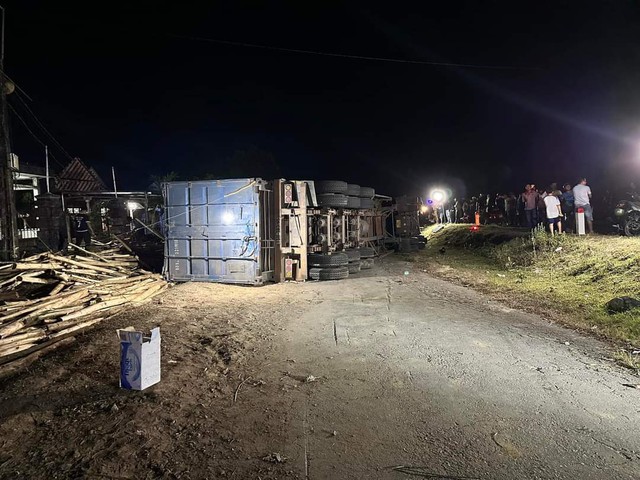 Xe chở gỗ keo lật trên QL24 ở Quảng Ngãi, 6 người bị thương - Ảnh 1.