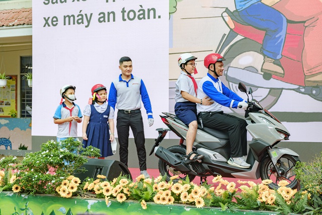 Hướng dẫn viên Honda Việt Nam hướng dẫn tư thế ngồi trên xe máy an toàn cho các em học sinh. mũ bảo hiểm