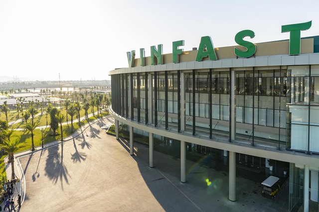 VinFast là công ty thành viên của Tập đoàn VinGroup được thành lập năm 2017 chuyên sản xuất và kinh doanh ô tô, xe máy điện và chuyển hẳn sang thuần điện từ năm 2022.