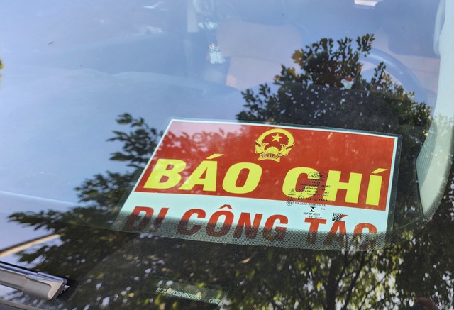 CSGT Đắk Nông xử lý ô tô gắn logo "báo chí đi công tác", che biển kiểm soát - Ảnh 2.