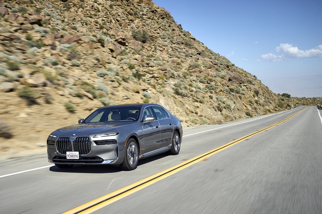 Xe sang thuần điện BMW i7 chính thức ra mắt khách Việt - Ảnh 1.