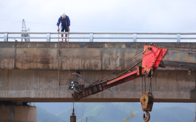 Đảm bảo tuyệt đối ATGT, an toàn lao động trên cao tốc Cam Lộ - La Sơn - Ảnh 1.