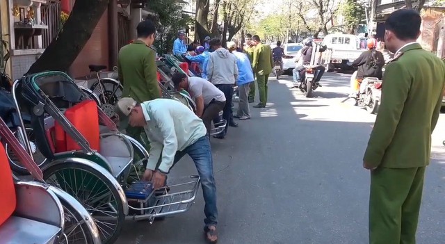 Huế: Hàng loạt xe xích lô gắn động cơ điện gây mất an toàn - Ảnh 1.