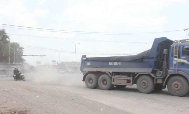 Đồng Nai: CSGT xử phạt gần 100 triệu đồng phương tiện chở hàng rơi vãi mất ATGT trên tuyến QL51 - Ảnh 1. Đồng Nai: CSGT xử phạt gần 100 triệu đồng phương tiện chở hàng rơi vãi mất ATGT trên tuyến QL51 - Ảnh 1.