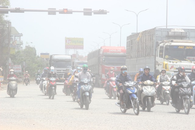 Đồng Nai: CSGT xử phạt gần 100 triệu đồng phương tiện chở hàng rơi vãi mất ATGT trên tuyến QL51 - Ảnh 2. Đồng Nai: CSGT xử phạt gần 100 triệu đồng phương tiện chở hàng rơi vãi mất ATGT trên tuyến QL51 - Ảnh 2.